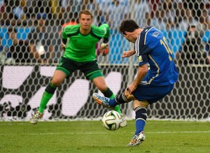 Argentina's forward Lionel Messi (R) 